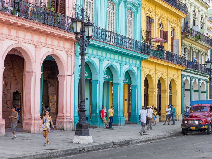 explore the colorful buildings of habana vieja old havana Put oko sveta: 10 fotografija zbog kojih ćete poželeti da posetite Kubu