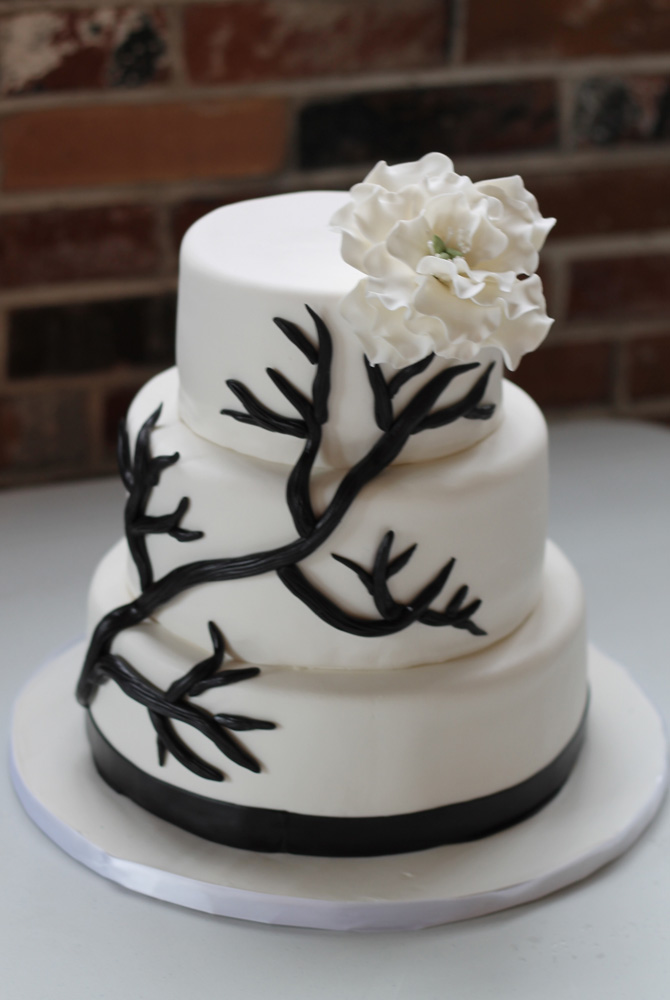 Branch and Flower Black and white Wedding cake Crno – bela inspiracija za kraljevsko venčanje