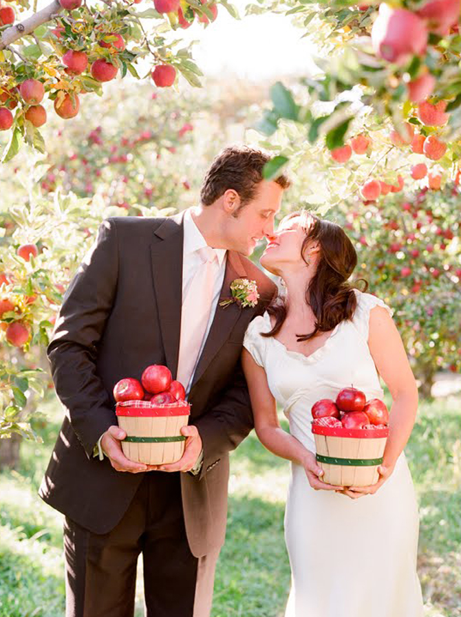 bride groom apple trees Običaji na venčanju: Muštuluk
