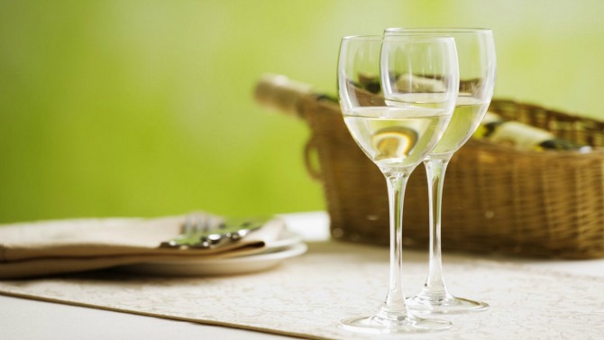 jw028 350a two glaeese of white wine on table 1920x1080 69177 Najpoznatija bela vina u kojima ćete uživati