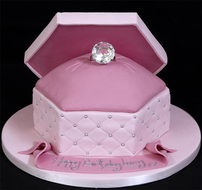 ring box novelty birthday cake Kako pitati “Hoćeš li se udati za mene?”