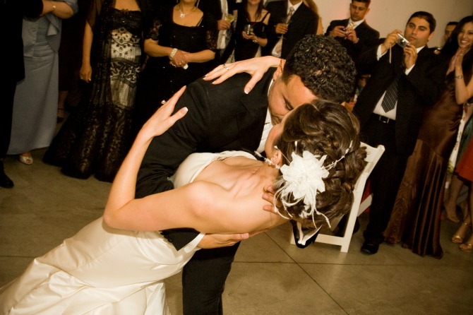 Mladenci plešu Šest novih pravila za venčanje