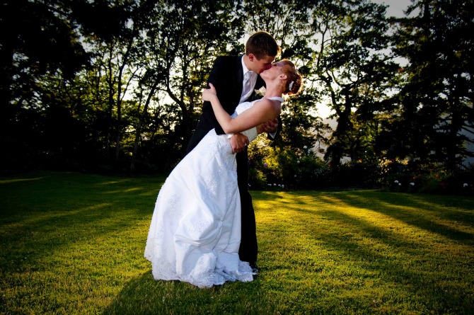 Mladenci se ljube Šest novih pravila za venčanje