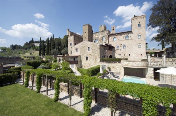 SLIKA 614 Italijanski srednjovekovni dvorac – mesto vašeg odmora
