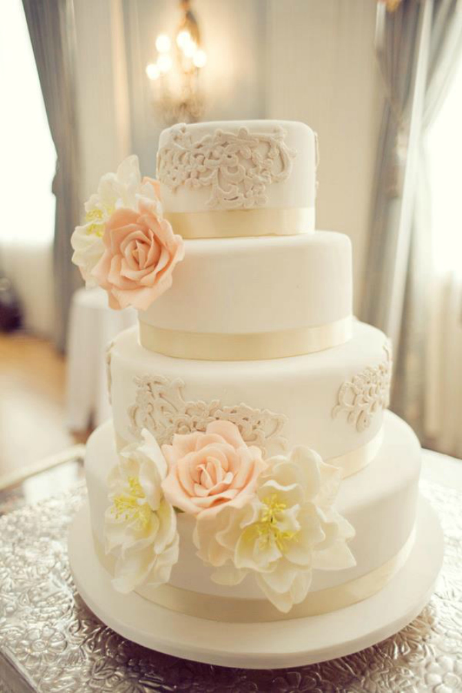 Bela nežna Ruže na svadbenoj torti