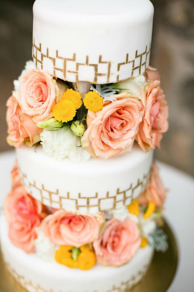 Žuti cvetići Ruže na svadbenoj torti