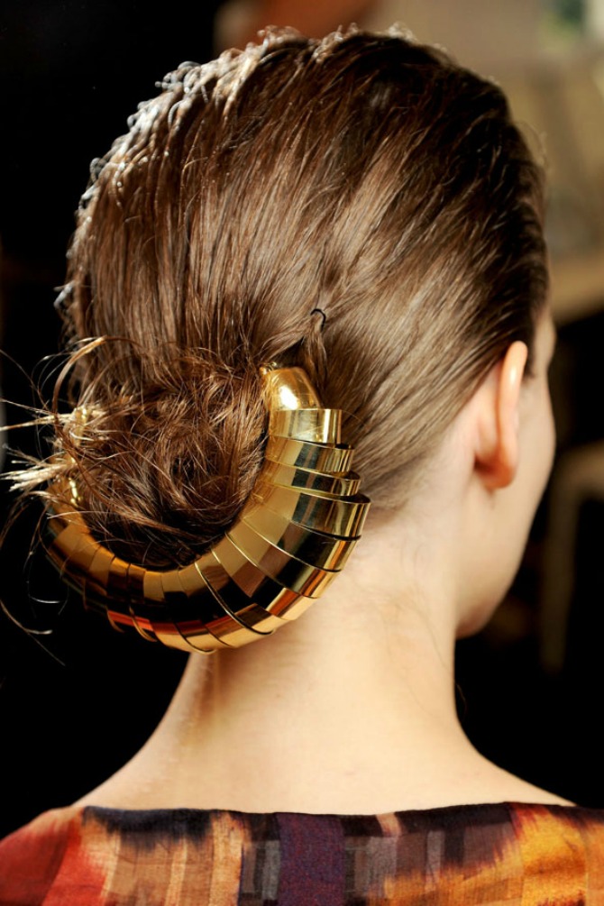 Zlatni aksesoar za kosu Svadbena frizura: Zlatni aksesoar za kosu 