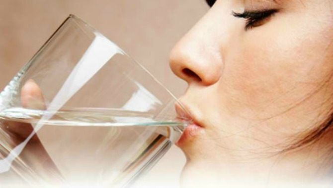 Piti vodu Saveti za negu kože tokom letnjih dana 