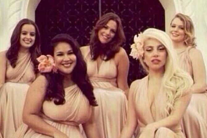 gaga1 Lady Gaga u pink haljini za deveruše – divan prizor!
