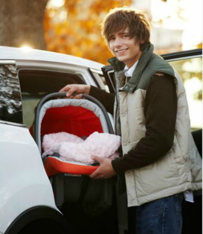 sedeljka za auto1 Bez ovih 10 stvari ne smete dočekati svoju bebu! (1. deo)