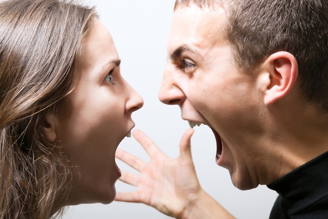 couple fighting Bračne igre: Ko laje, zlo ne misli (2. deo)