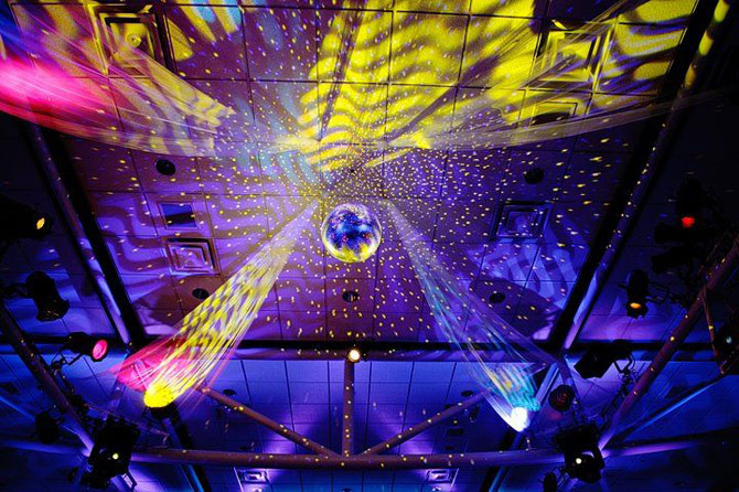 disco ball wedding couture events by lottie Inspiracija za dekoraciju: Disko lopte na venčanju