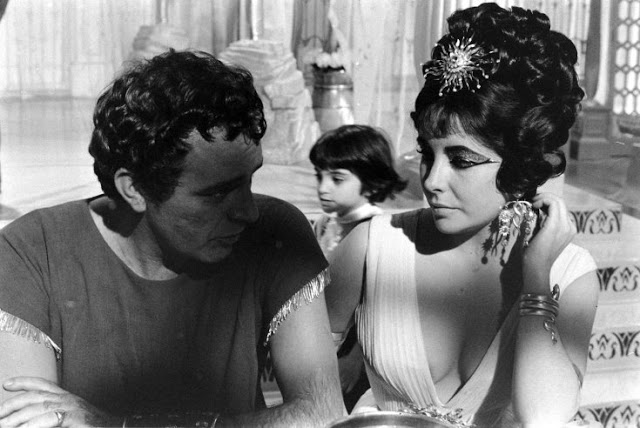 Richard Burton Elizabeth Taylor and Taylors daughter Liza on the set of Cleopatra Rome 1962 1 Oni su se voleli: Elizabet Tejlor i Ričard Barton