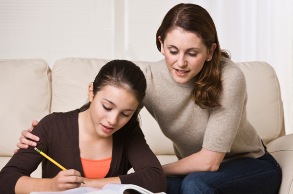 mom with teen daughter doing homework together Čemu služe udžbenici