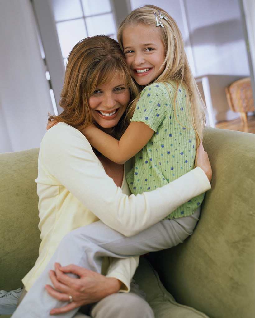 mother daughter hugging1 Roditeljstvo: Prevaspitavanje seksualnog vaspitanja (3. deo)