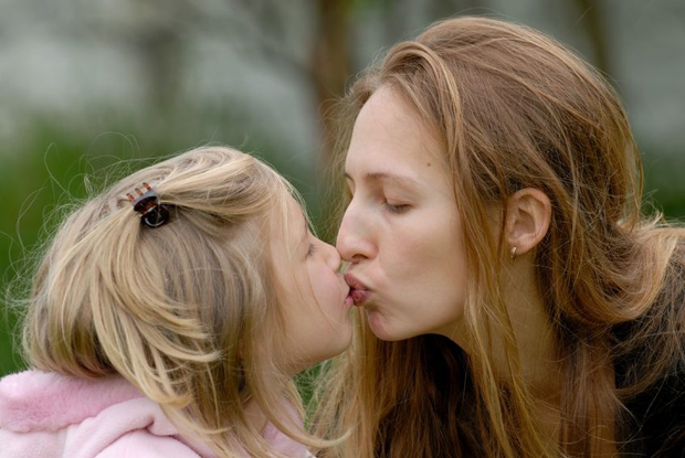 Mom and Daughter Kissing sm1 Baba roga odgovornosti