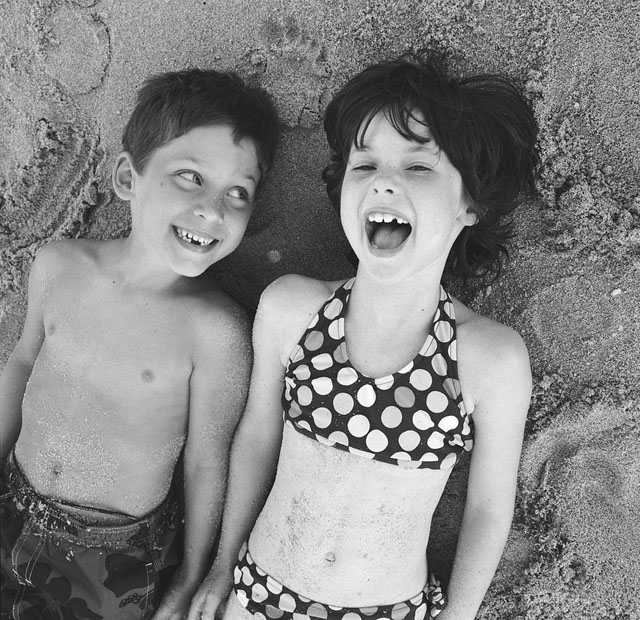 brother and sister on beach michelle quance Kad saznaju da se razlikuju