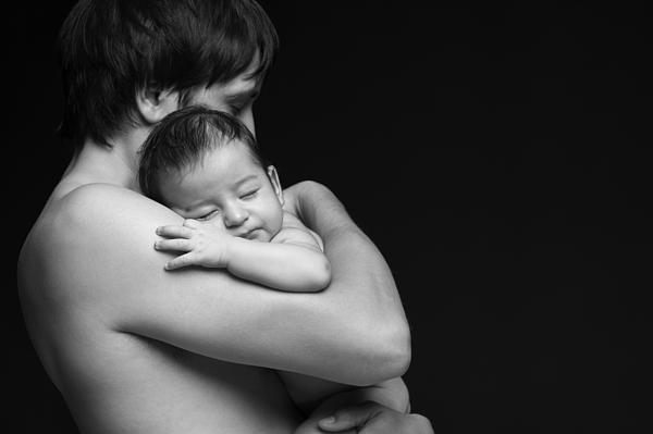 father holding his newborn baby pavlo kolotenko Vodič za muškarce – postao sam otac