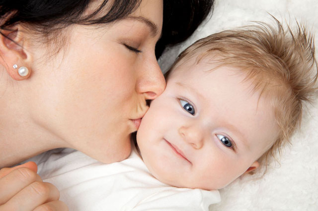 mom and baby kiss1 Tri uobičajene laži o trudnoći