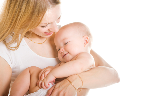 mom holding baby Majčinski instinkt – mit ili nešto drugo?