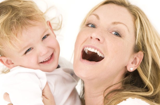 mum and child laughing Kako mama kaže