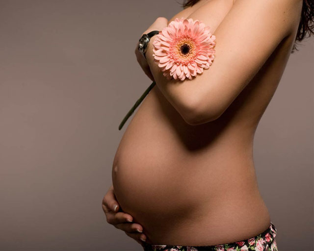 pregnant woman with flower Malo smo trudni 
