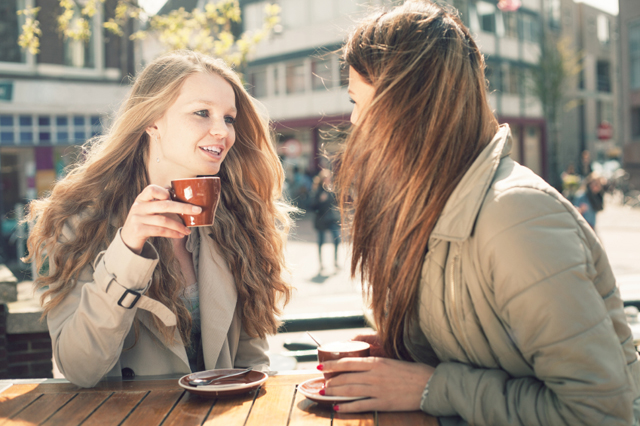 Women drinking coffee Rodi sebi dete