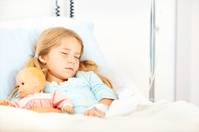 child in hospital with doll Kako da pripremite dete za bolnicu 