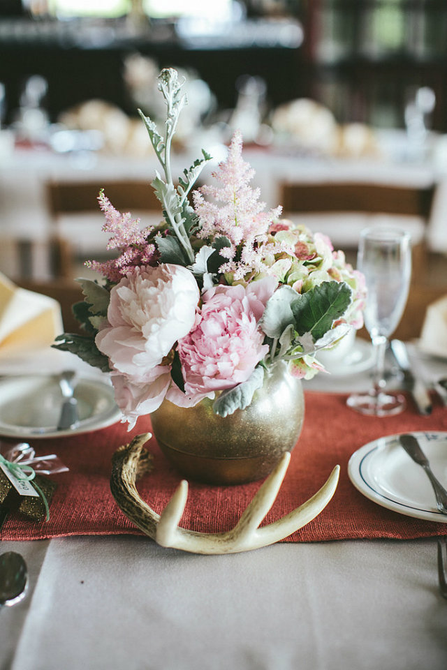 eb46877bb924f053 lapham peak wedding jessica robert woodnote photography 114 900x Lovački rogovi kao ukras