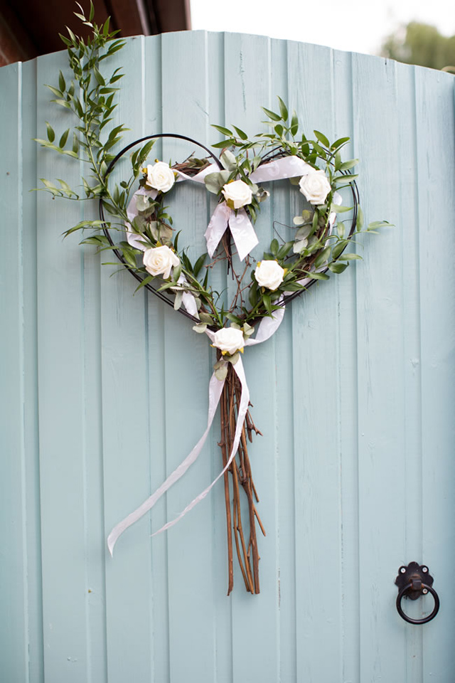 21 ways to decorate your wedding venue with flowers katherineashdown.co .uk  Cvetna dekoracija na sve načine