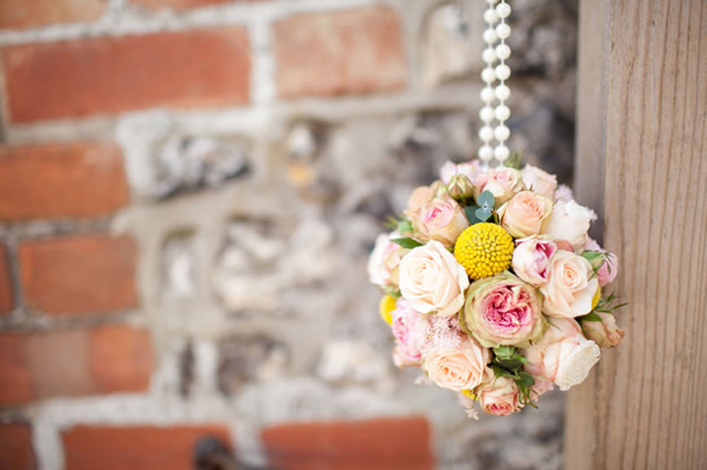 21 ways to decorate your wedding venue with flowers navyblur.co .uk 3 Cvetna dekoracija na sve načine