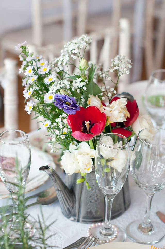21 ways to decorate your wedding venue with flowers sarareeve.com 2 Cvetna dekoracija na sve načine
