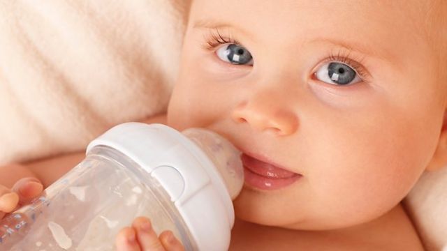 373402 baby drinking bottle Aktivirajte ponovo bebin stomačić 