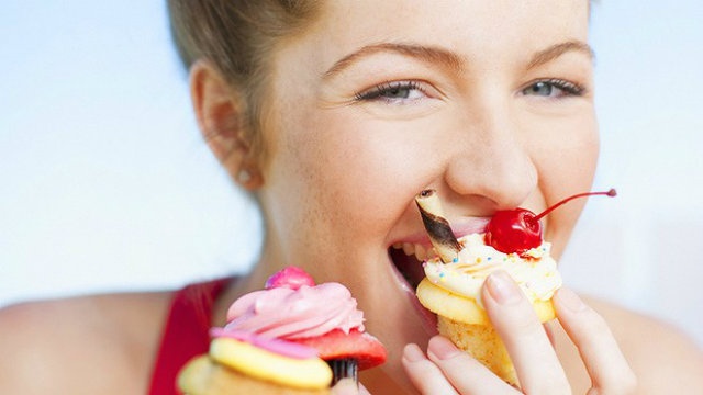 cupcake girl 729 410 620x349 Kako da izbacite šećer iz ishrane