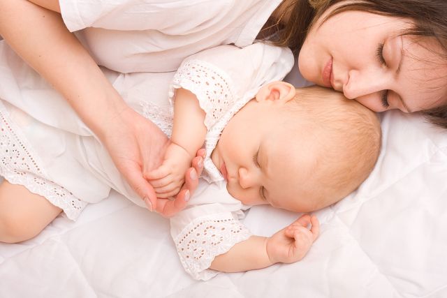 mother and baby sleeping horiz Kakav ritam spavanja uspostavlja vaša beba? 