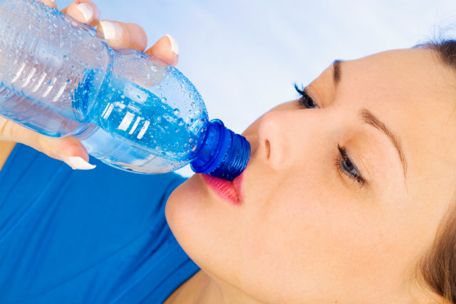 woman drinking water Kako da pijete što više vode
