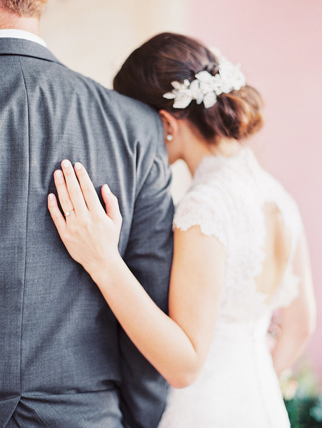 11 Ring While Touching His Shoulder Nezaboravni detalji za vaše venčanje