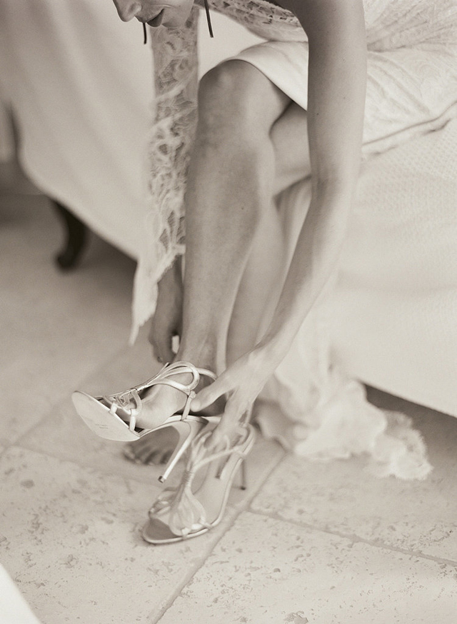 15 Bride Putting Shoes Nezaboravni detalji za vaše venčanje