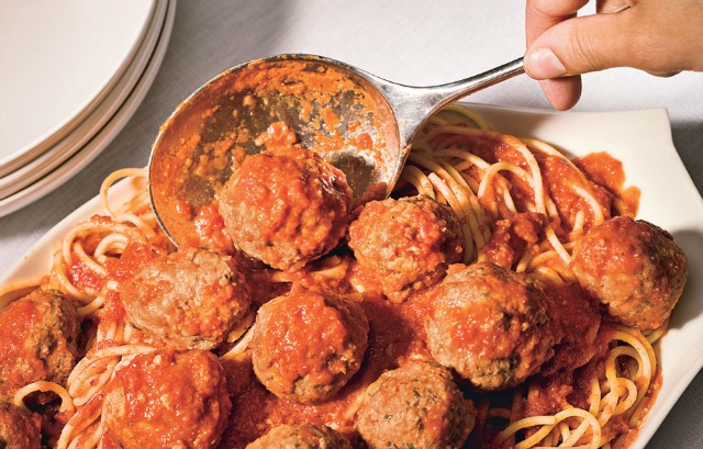 154 Tradicionalan obrok: Špagete sa ćuftama i sosom od paradajza