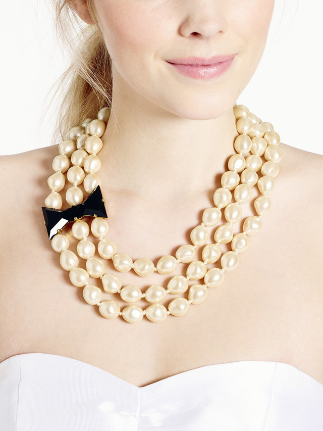 Kate Spade New York Black Tie Optional Three Strand Pearl Necklace Ako ste mlada, morate imati ovakve detalje