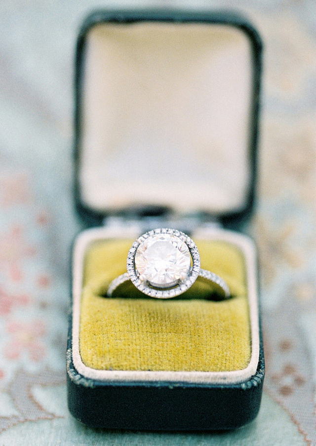 cffc66393bd94f0a engagement ring with halo.jpg.xxxlarge Očistite svoj verenički prsten
