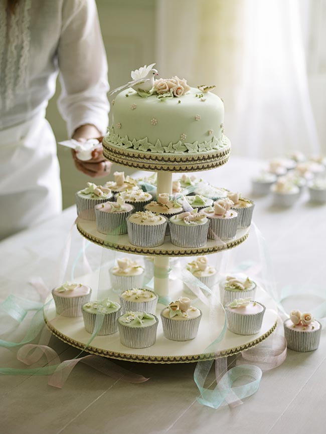how to choose high street wedding cakes to suit your theme plain cake festival cake Nežne torte za prolećno venčanje