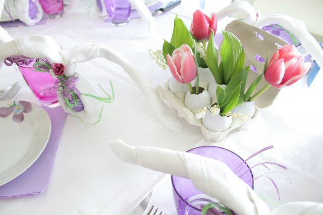uncategorized spiffy easter table decoration with tulip and jasmine flowers decoration in egg shell combined with purple glasses and white napkin awesome easter table decoration ideas for you easter Dekorišite uskršnju trpezu 