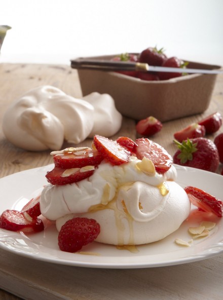 Mini Strawberry PavlovasLP Zasladi dan: Ukusan desert sa jagodama i jogurtom
