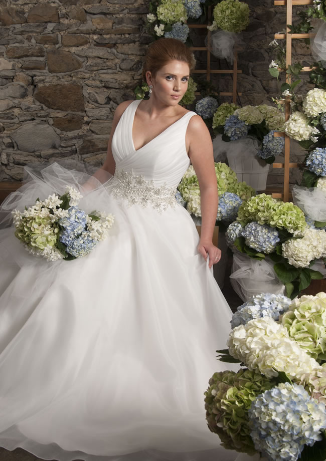 there are styles to suit every plus size bride in the new callista collection for 2014 www.callistabride.com 4208 A Šta da obuku punije mlade za venčanje?