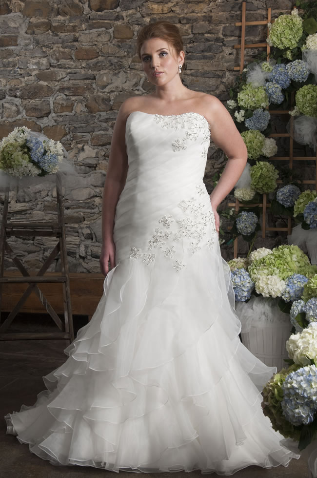 there are styles to suit every plus size bride in the new callista collection for 2014 www.callistabride.com 4220 Šta da obuku punije mlade za venčanje?