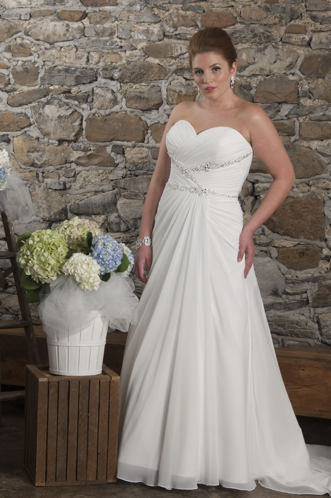 there are styles to suit every plus size bride in the new callista collection for 2014 www.callistabride.com 4224 Šta da obuku punije mlade za venčanje?