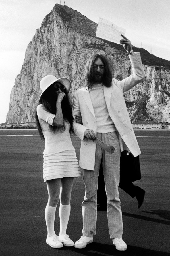 wedding Yoko Ono john lennon  glamour 28jan14 getty b 592x888 Venčanje iz snova: Alternativne venčanice 