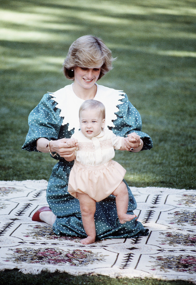 adorable Prince William came out play his mom Princess Bebe rođene u kraljevskoj porodici