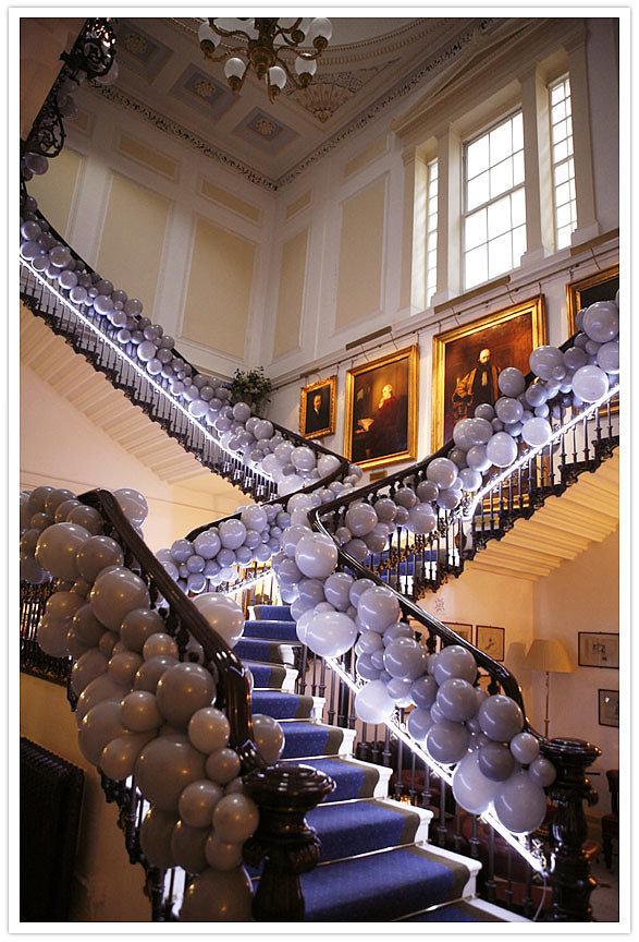 Decorate Dramatic Staircase  Dekorišite prostor balonima